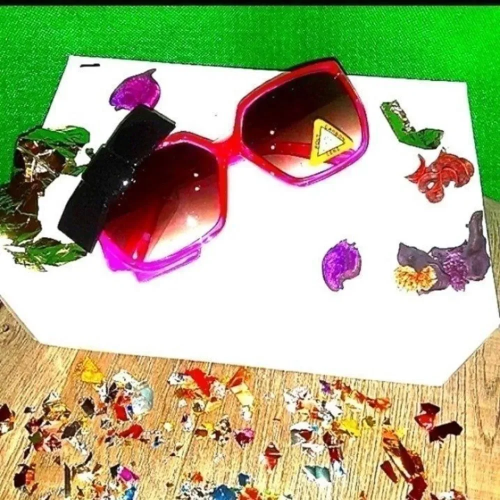 Super cute Girl's sunglasses with bow detail on the side.